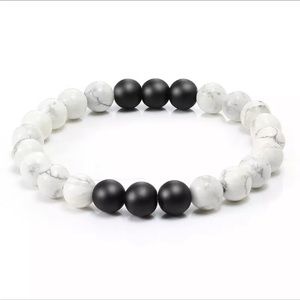 White Howlite and Black Onyx Beaded Bracelet